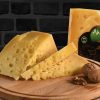 Gravyer peyniri nasıl tüketilir? Gravyer Peyniri, İsviçre'nin gurme harikalarından biridir. Yumuşak, kremsi dokusu ve hafif tatlı, fındıksı aroması ile bilinir.